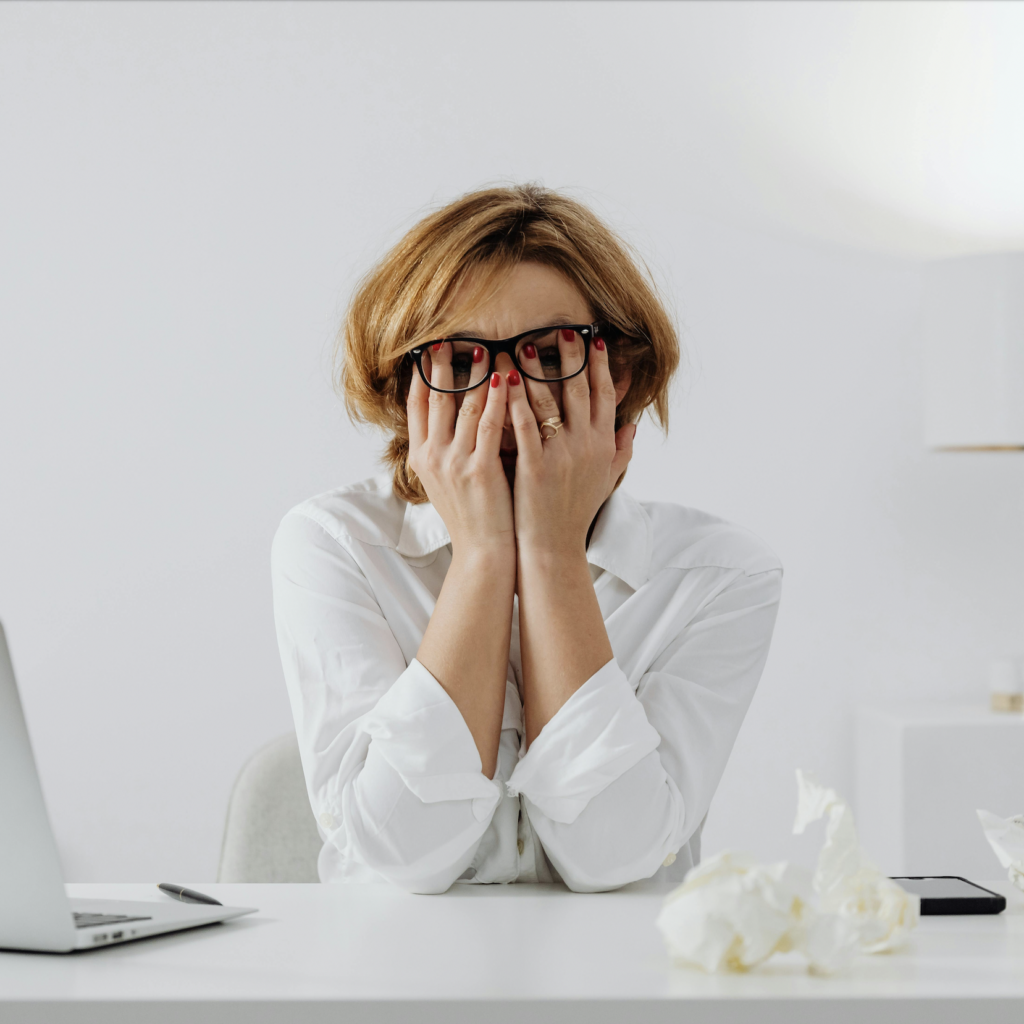 Emociones sí. Activación adaptativa, sí. Crónica, no.